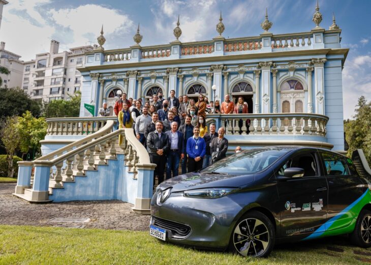 BRDE recebe carro elétrico do projeto VEM PR