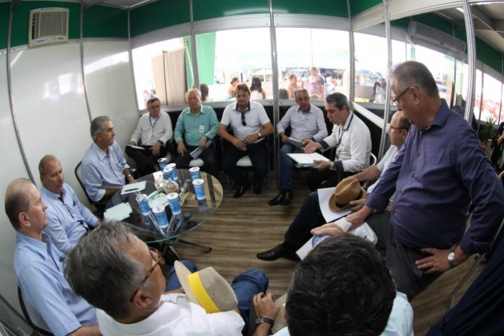Governador do Mato Grosso do Sul se reúne com cooperativas no estande do BRDE Governador do Mato Grosso do Sul se reúne com cooperativas no estande do BRDE
