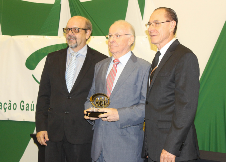 BRDE recebe Troféu Destaque Institucional AGL 2016 BRDE recebe Troféu Destaque Institucional AGL 2016