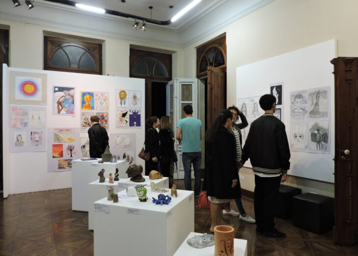 Exposição traz obras de arte de alunos do ensino médio de Curitiba