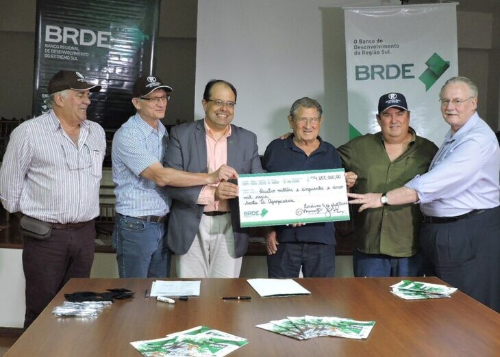 BRDE repassa R$ 21 milhões a empresários e produtores rurais durante a Expolondrina BRDE repassa R$ 21 milhões a empresários e produtores rurais durante a Expolondrina