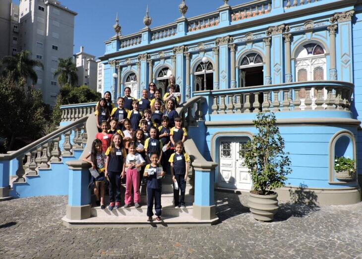 Alunos de escola municipal se encantam com o Palacete dos Leões