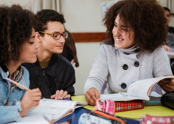 Escolas sociais proporcionam educação gratuita para crianças e jovens de baixa renda, com apoio do BRDE