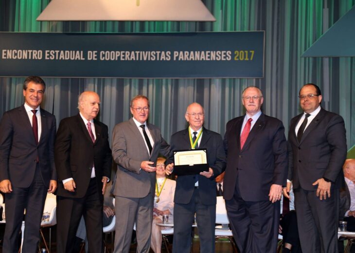 Odacir Klein é homenageado com a Medalha do Mérito Cooperativista