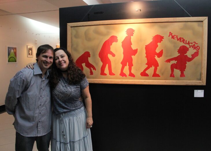 Noite de abertura da mostra “Revolução” apresenta telas, grafites e fotografias Noite de abertura da mostra “Revolução” apresenta telas, grafites e fotografias