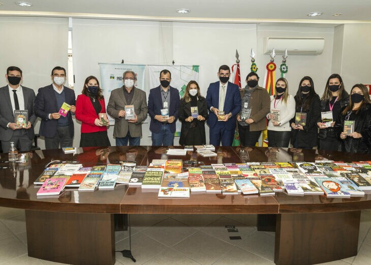 Penitenciárias gaúchas recebem mais livros doados pelo BRDE