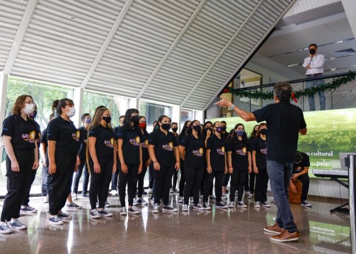 BRDE em Curitiba recebe apresentação natalina do Coro Juvenil Gato na Tuba