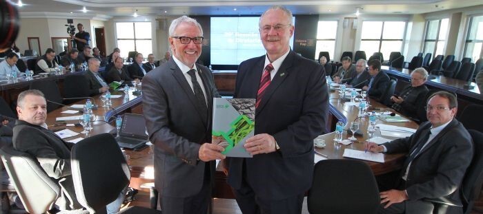 BRDE apresenta Relatório de Administração e Socioambiental na reunião de diretoria da Fiep BRDE apresenta Relatório de Administração e Socioambiental na reunião de diretoria da Fiep