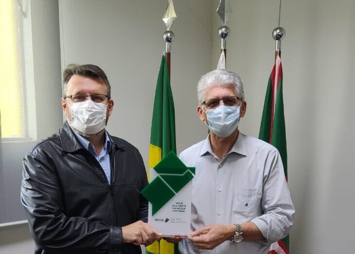 BRDE entrega troféu simbólico para Secretário da Agricultura do Paraná