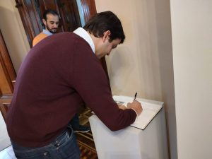 Eduardo Pimentel foi o primeiro a assinar o livro de visitantes da exposição "Desenho" de Fernando Canalli