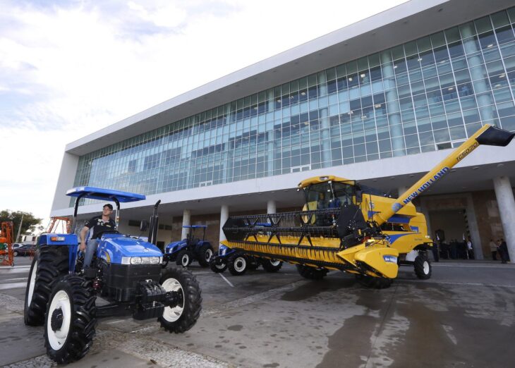 BRDE participa de entrega de tratores para agricultores familiares