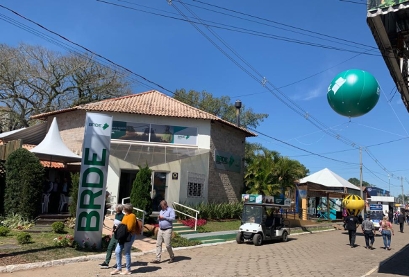 BRDE alcança marca histórica na 45ª Expointer: R$ 453 milhões para o agronegócio BRDE alcança marca histórica na 45ª Expointer: R$ 453 milhões para o agronegócio