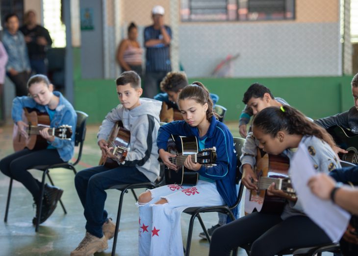 Com apoio do BRDE, jovens em vulnerabilidade social de Londrina têm acesso a aulas de música