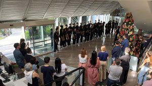 Grupo de crianças faz apresentação de coro natalino na agência do BRDE, em Curitiba- PR.