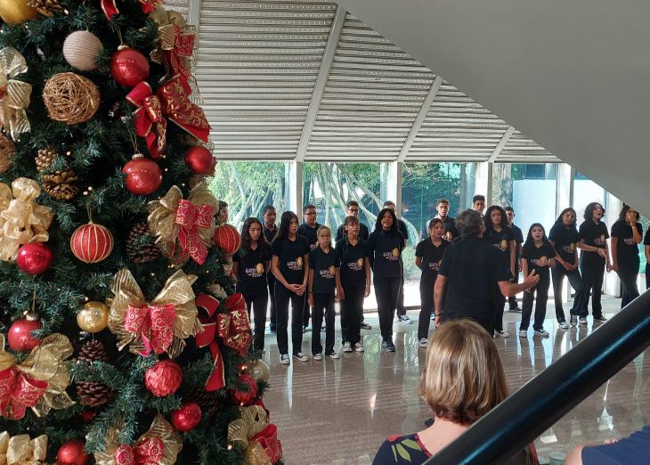 Jovens de projeto musical apoiado pelo BRDE apresentam cantos de Natal para funcionários do banco