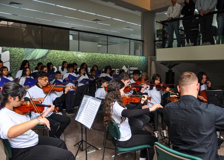 AGCUR comemora os 64 anos do BRDE com concerto de “Aprendizes de Beija Flor” AGCUR comemora os 64 anos do BRDE com concerto de “Aprendizes de Beija Flor”