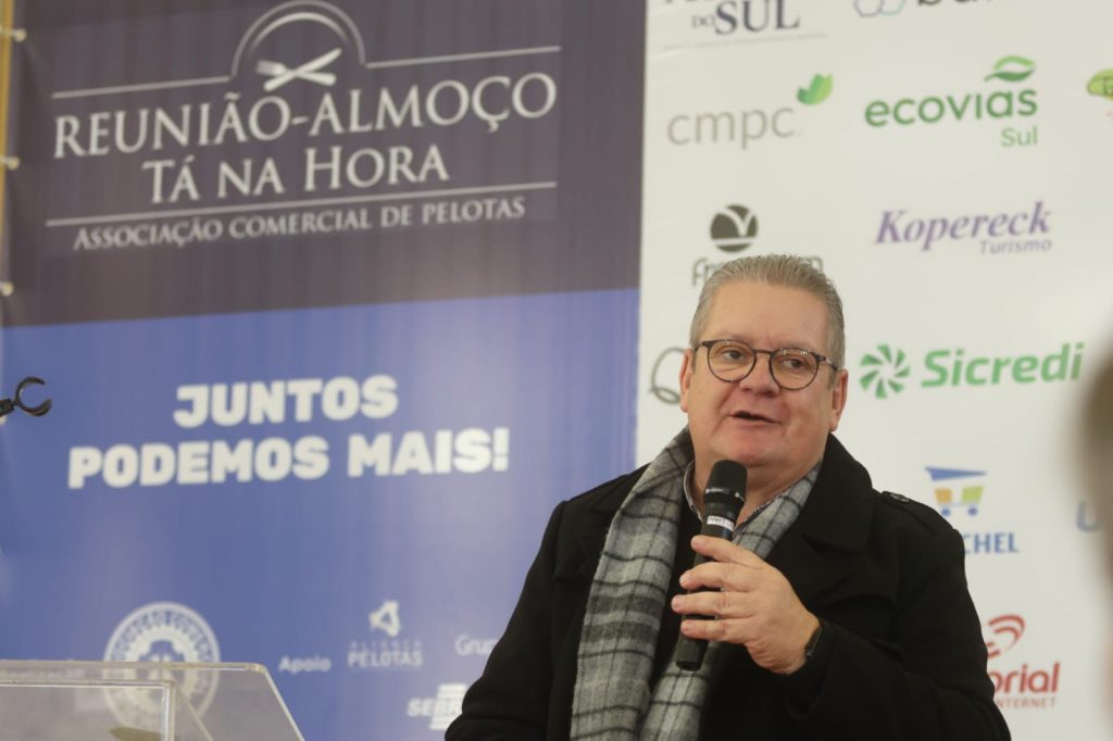Presidente do BRDE, Ranolfo Vieira Júnior, fala em reunião-almoço da Associação Comercial de Pelotas. Imagem com foco no presidente.