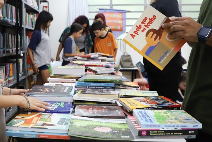Projeto apoiado pelo BRDE entrega 1.600 livros a comunidades afetadas por enchente